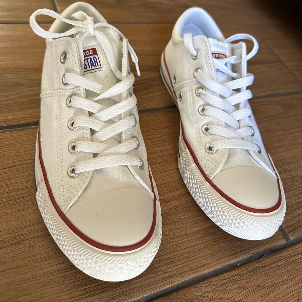 Converse, worn like 2 times still in great condition.